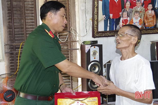 Bộ CHQS tỉnh quyên góp hơn 300 triệu đồng tặng quà gia đình chính sách