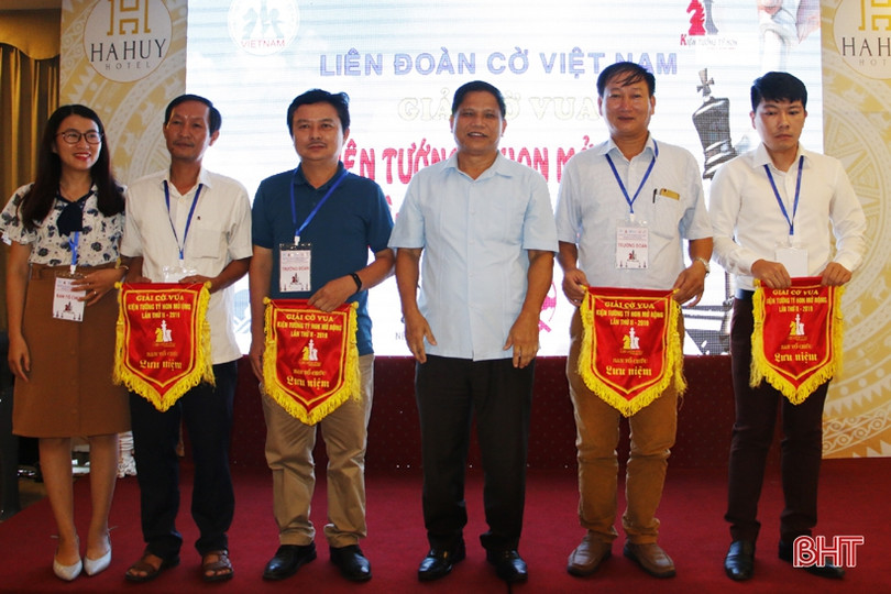 Hơn 200 kỳ thủ nhí Hà Tĩnh, Nghệ An, Quảng Bình tranh tài kiện tướng cờ vua