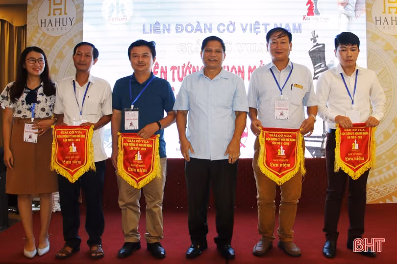 Hơn 200 kỳ thủ nhí Hà Tĩnh, Nghệ An, Quảng Bình tranh tài kiện tướng cờ vua
