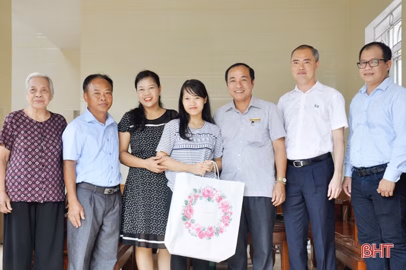 2 thủ khoa thi THPT quốc gia ở Hà Tĩnh nhận học bổng trị giá 100 triệu đồng