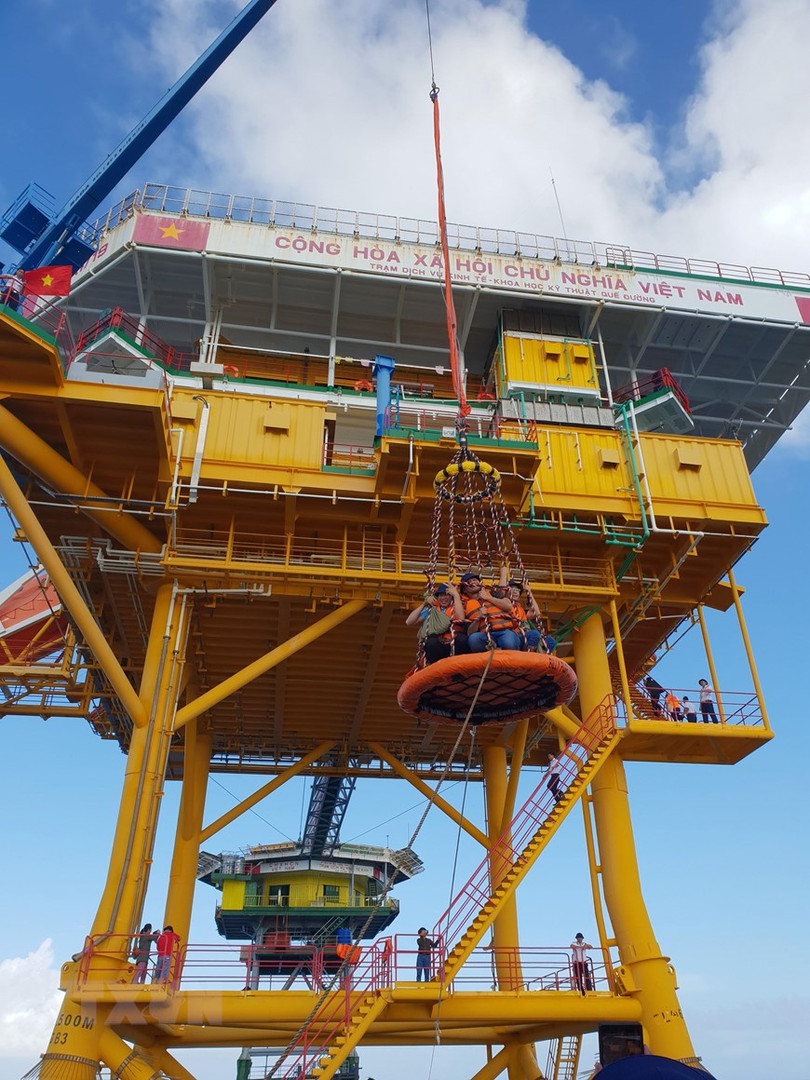 Hình ảnh nhà giàn DK1 vững vàng nơi đầu sóng ngọn gió