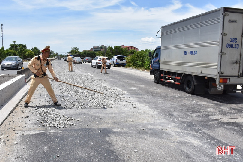 3 cán bộ, chiến sỹ CSGT Hà Tĩnh dọn đá giữa trưa nắng trên QL 1A
