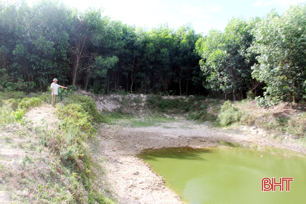 Nắng nóng kéo dài, người dân Kỳ Tây khổ sở xách xô đi xin nước