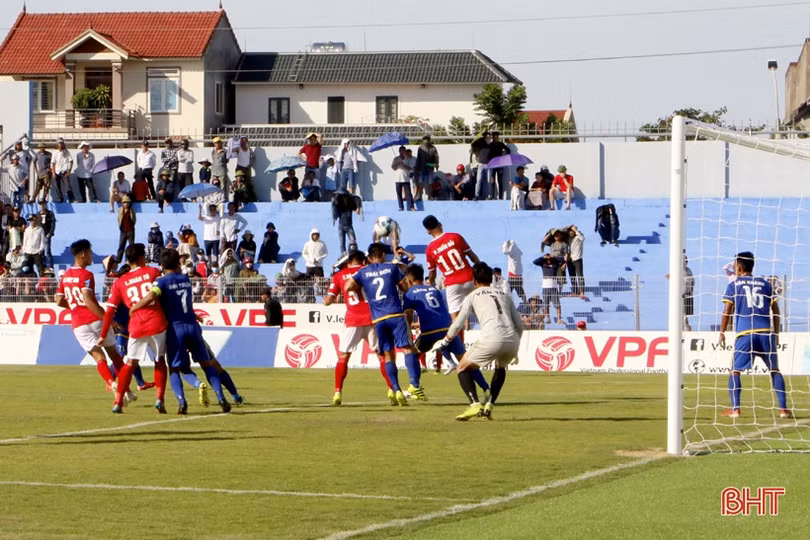 Hồng Lĩnh Hà Tĩnh thắng trận đầu tiên trên sân nhà