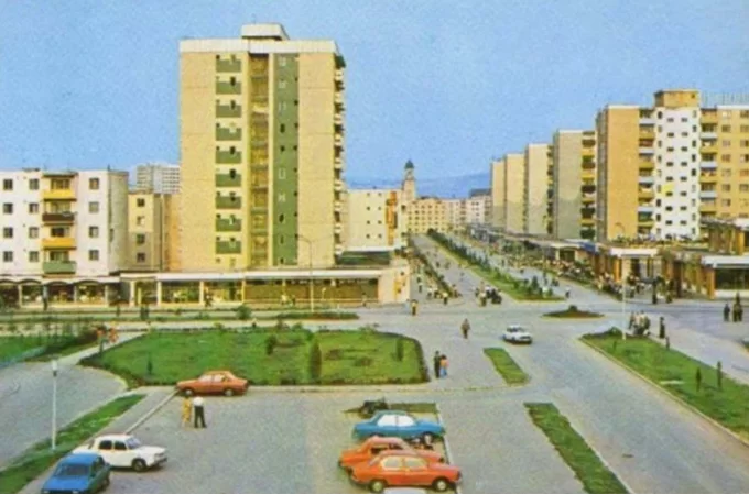 Tòa nhà 7.600 tấn được xẻ đôi để xây đại lộ