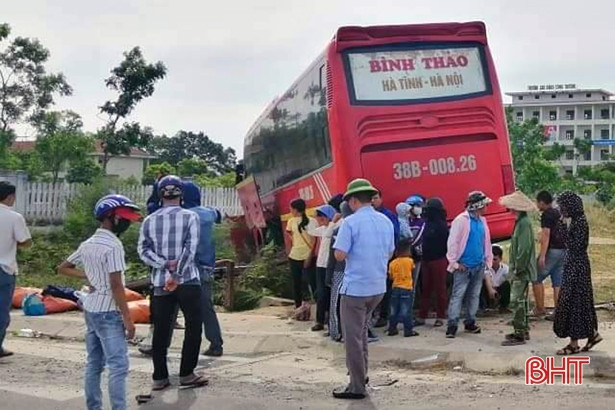 Xe khách “lùa” Honda CRV lên vỉa hè, 2 người bị thương