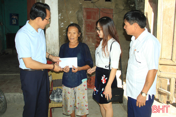 Nghi Xuân trao quà cho các hộ nghèo sống đơn thân