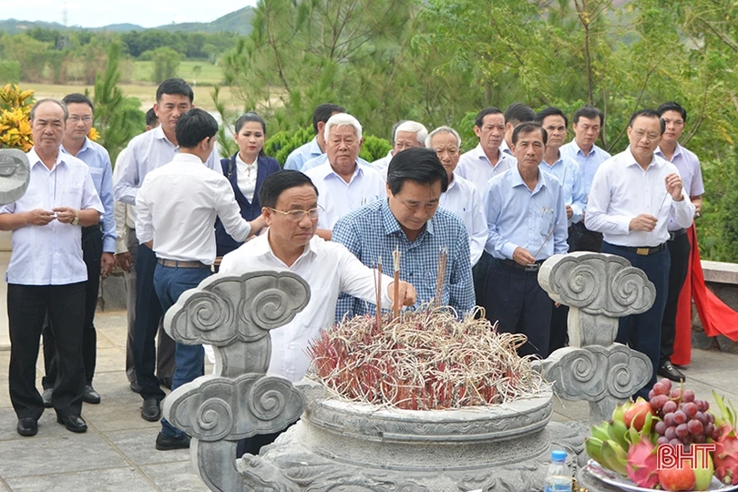 Nguyên Chủ tịch nước Trương Tấn Sang dâng hương các địa chỉ đỏ, tham quan NTM ở Hà Tĩnh