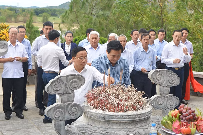 Nguyên Chủ tịch nước Trương Tấn Sang dâng hương các địa chỉ đỏ, tham quan NTM ở Hà Tĩnh