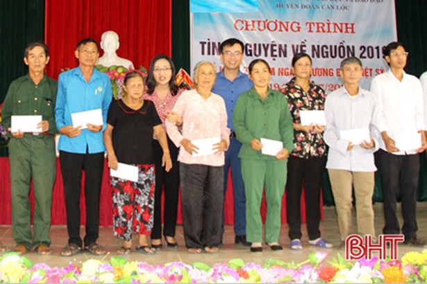 Đoàn Thanh niên Bộ GD&ĐT tặng quà gia đình chính sách và học sinh Can Lộc