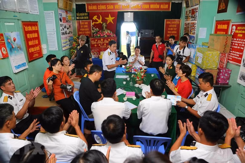 Hình ảnh nhà giàn DK1 vững vàng nơi đầu sóng ngọn gió