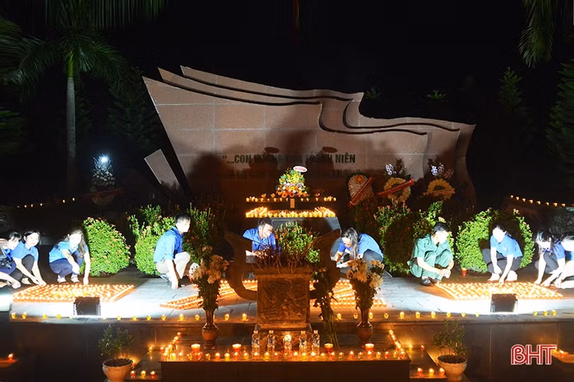 Lung linh ngọn nến tưởng nhớ người đoàn viên cộng sản đầu tiên