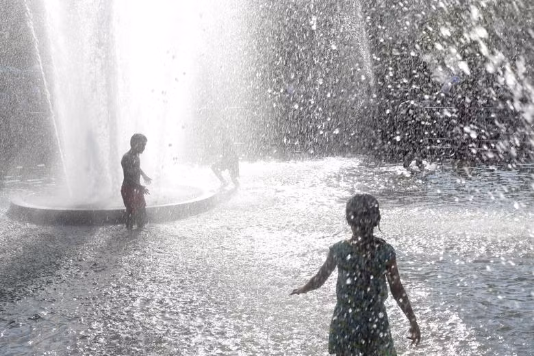 Người dân Mỹ chống chọi với đợt nắng nóng trên 40 độ C