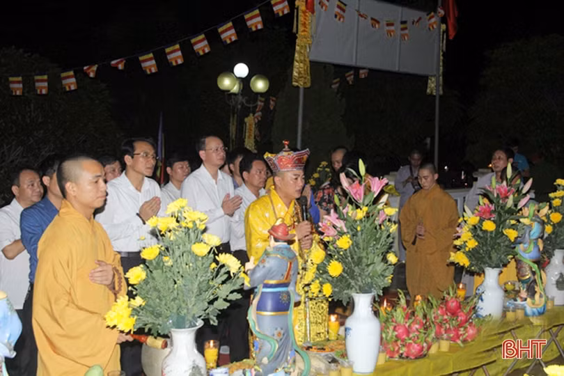 Ngàn ngọn nến bừng sáng trên mộ liệt sỹ ở Hà Tĩnh