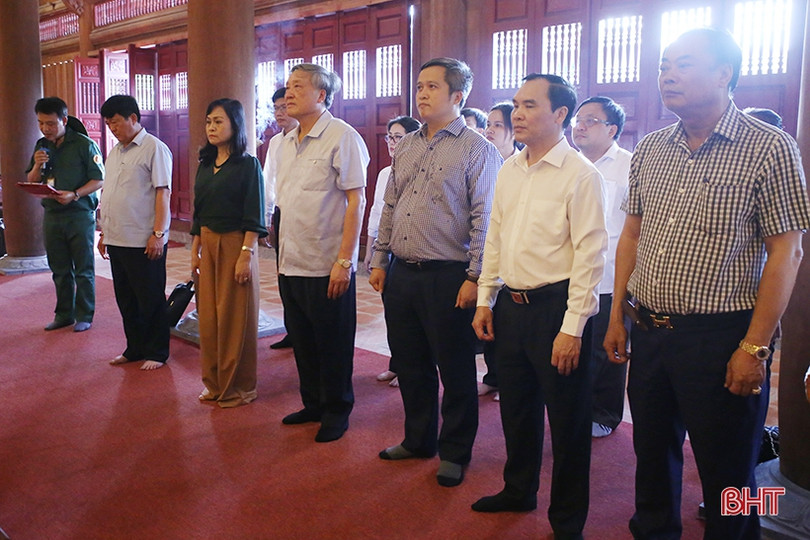 Chánh án TAND tối cao dâng hương tri ân các anh hùng liệt sỹ ở Ngã ba Đồng Lộc