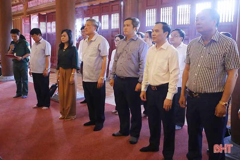 Chánh án TAND tối cao dâng hương tri ân các anh hùng liệt sỹ ở Ngã ba Đồng Lộc