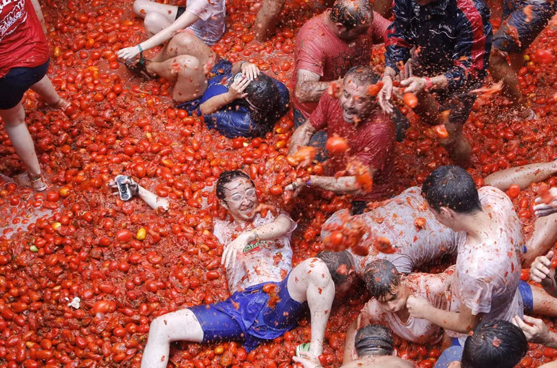 Bơi giữa “cơn lũ” cà chua trong lễ hội độc đáo ở Tây Ban Nha