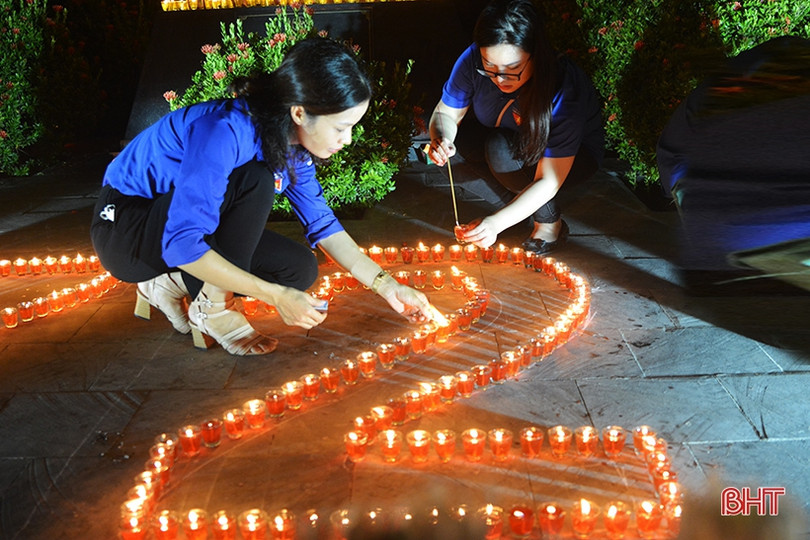 Lung linh ngọn nến tưởng nhớ người đoàn viên cộng sản đầu tiên