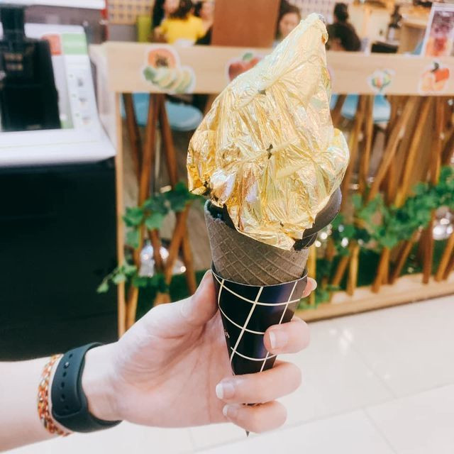 Học giới nhà giàu Dubai, dân chơi Việt chi bội tiền thưởng thức món ăn dát vàng