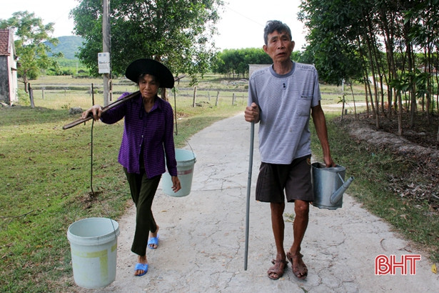 Nắng nóng kéo dài, người dân Kỳ Tây khổ sở xách xô đi xin nước