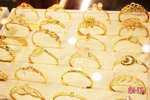 Giá vàng cao kỷ lục, người dân Hà Tĩnh tranh thủ bán kiếm lời