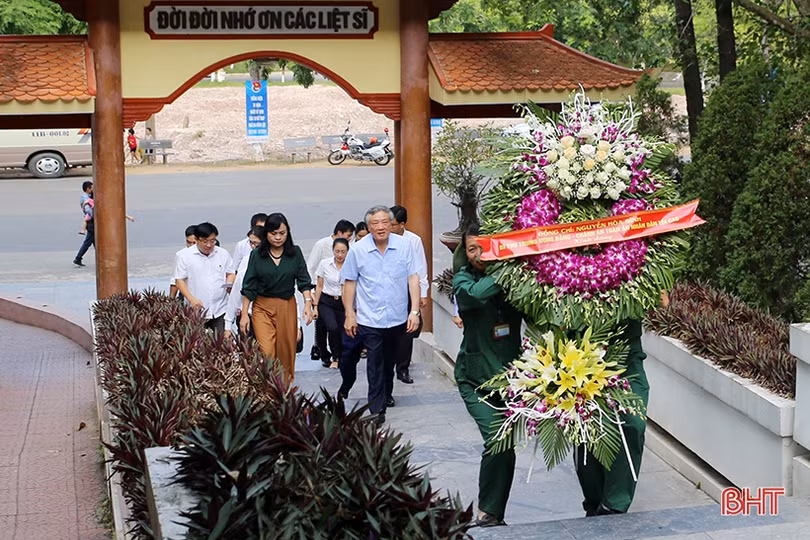 Chánh án TAND tối cao dâng hương tri ân các anh hùng liệt sỹ ở Ngã ba Đồng Lộc