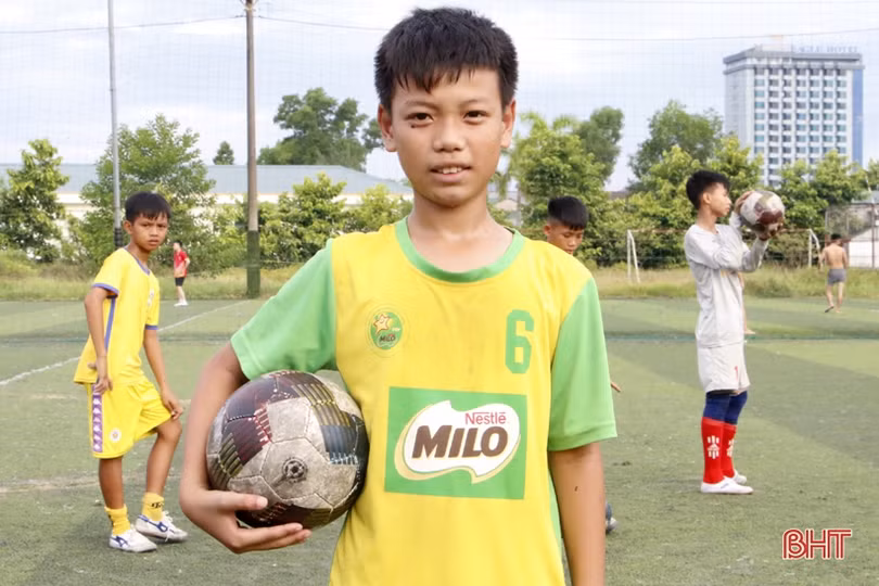 Những cậu bé ở Hà Tĩnh “quên” khó khăn, đam mê bóng đá