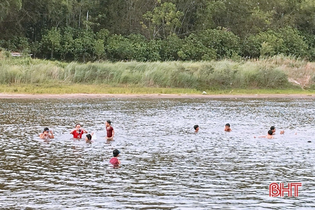 Không áo phao, trẻ em Hương Sơn vẫn đổ xô tắm sông Ngàn Phố 