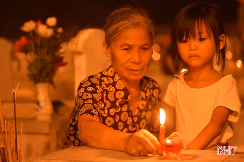 Ngàn ngọn nến bừng sáng trên mộ liệt sỹ ở Hà Tĩnh