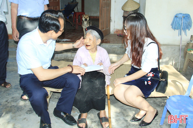 Nghi Xuân trao quà cho các hộ nghèo sống đơn thân