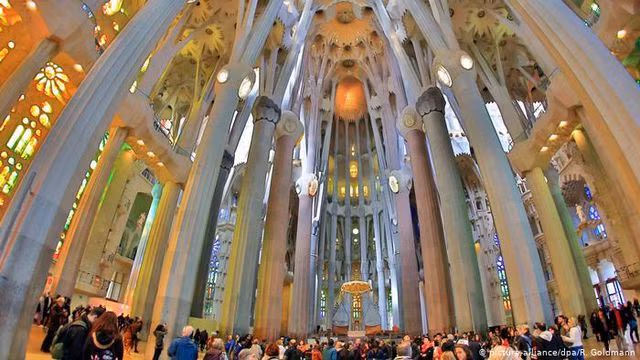 Nhà thờ suốt hơn 100 năm vẫn chưa xây xong