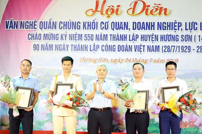 Ấn tượng hội diễn chào mừng kỷ niệm 550 năm thành lập huyện Hương Sơn