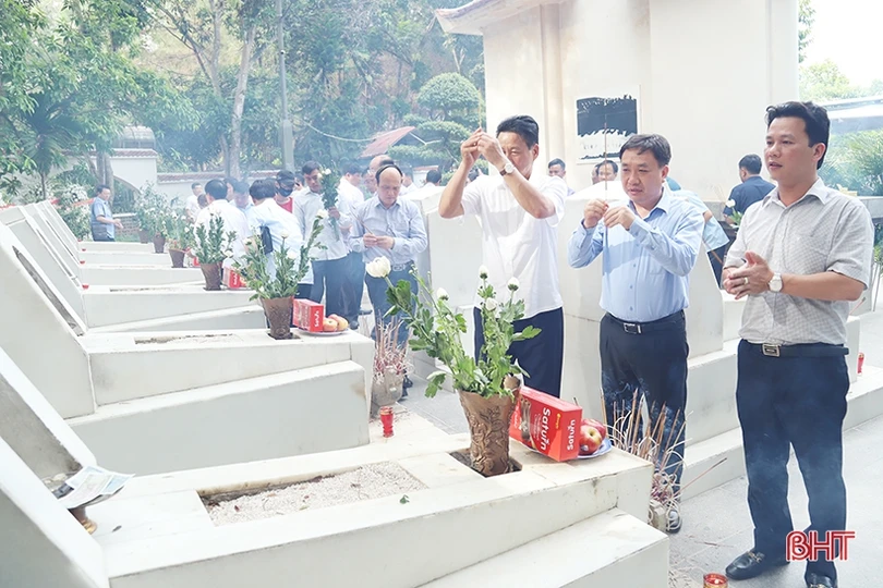 Đoàn cán bộ tỉnh Hà Giang dâng hương tại các “địa chỉ đỏ” của Hà Tĩnh