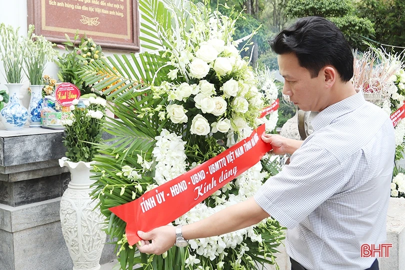 Đoàn cán bộ tỉnh Hà Giang dâng hương tại các “địa chỉ đỏ” của Hà Tĩnh