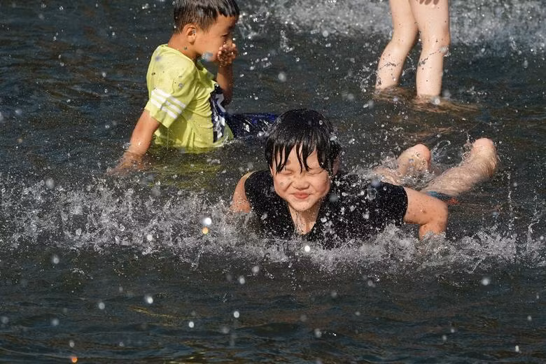 Người dân Mỹ chống chọi với đợt nắng nóng trên 40 độ C