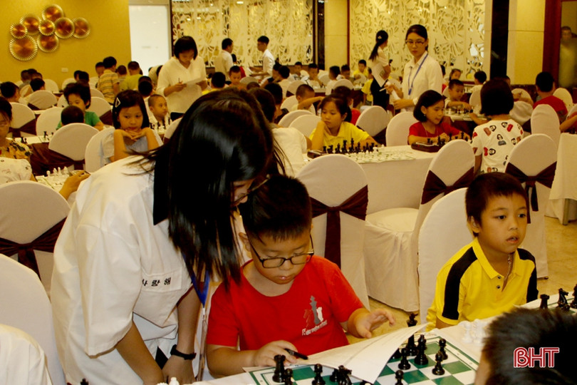 Hơn 200 kỳ thủ nhí Hà Tĩnh, Nghệ An, Quảng Bình tranh tài kiện tướng cờ vua