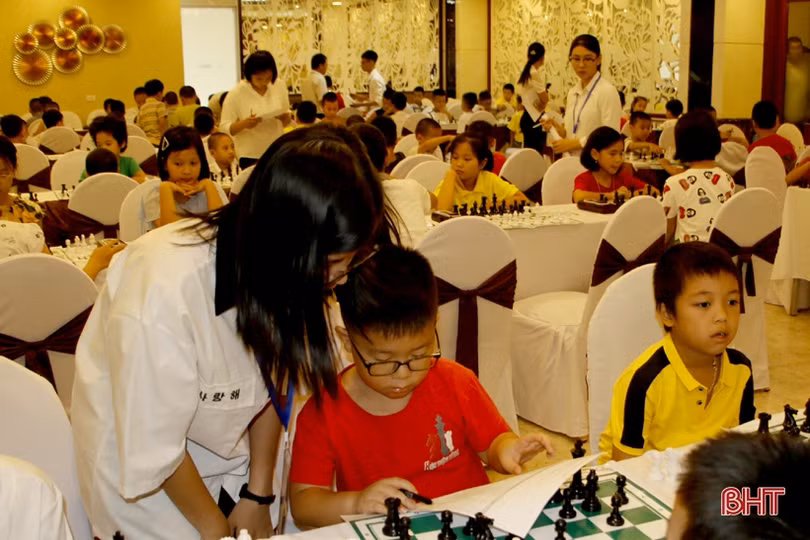 Hơn 200 kỳ thủ nhí Hà Tĩnh, Nghệ An, Quảng Bình tranh tài kiện tướng cờ vua