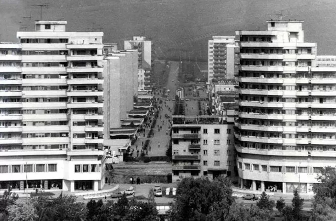 Tòa nhà 7.600 tấn được xẻ đôi để xây đại lộ