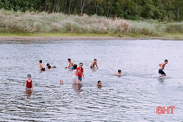 Không áo phao, trẻ em Hương Sơn vẫn đổ xô tắm sông Ngàn Phố 