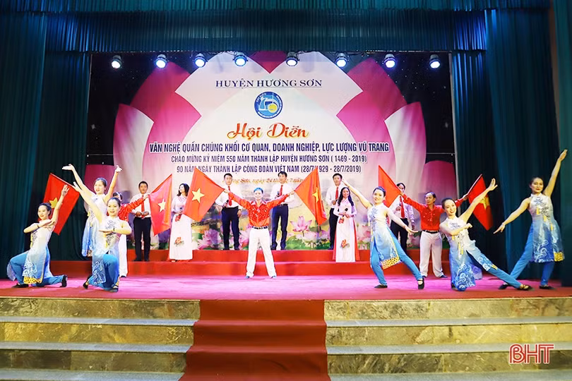 Ấn tượng hội diễn chào mừng kỷ niệm 550 năm thành lập huyện Hương Sơn
