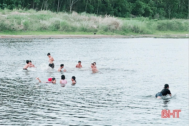 Không áo phao, trẻ em Hương Sơn vẫn đổ xô tắm sông Ngàn Phố 