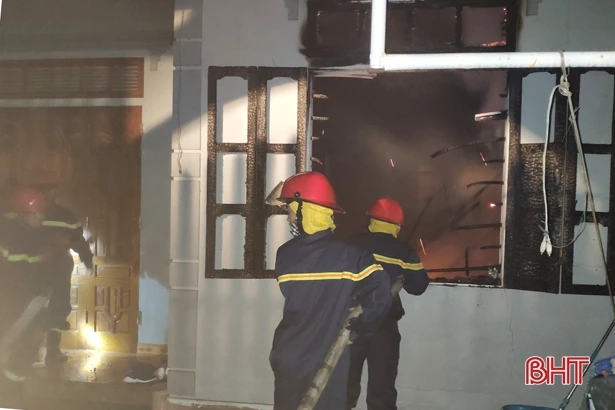 Cháy nhà dân trong đêm ở Hà Tĩnh