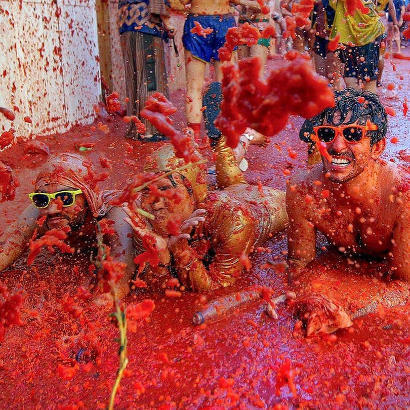 Bơi giữa “cơn lũ” cà chua trong lễ hội độc đáo ở Tây Ban Nha