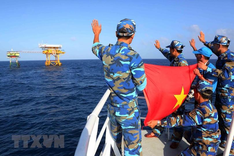 Hình ảnh nhà giàn DK1 vững vàng nơi đầu sóng ngọn gió