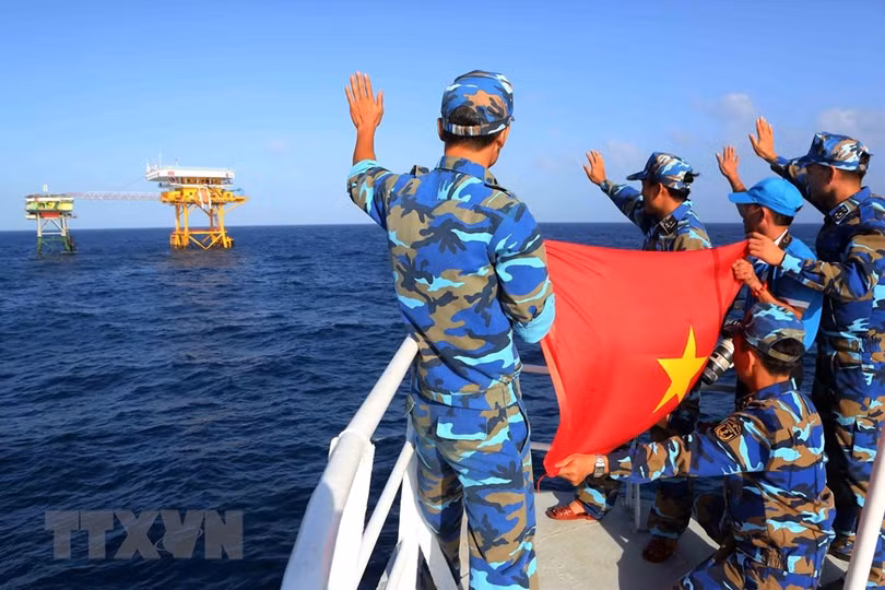 Hình ảnh nhà giàn DK1 vững vàng nơi đầu sóng ngọn gió