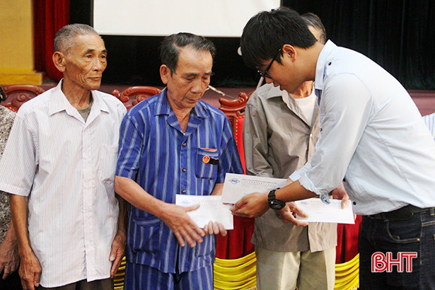 Formosa Hà Tĩnh trao 240 suất quà tri ân thân nhân liệt sỹ, người có công