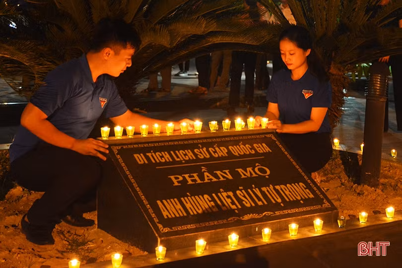 Lung linh ngọn nến tưởng nhớ người đoàn viên cộng sản đầu tiên