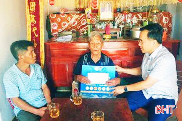 Trưởng ban Nội chính Tỉnh ủy Hà Tĩnh thăm hỏi gia đình chính sách ở Kỳ Anh