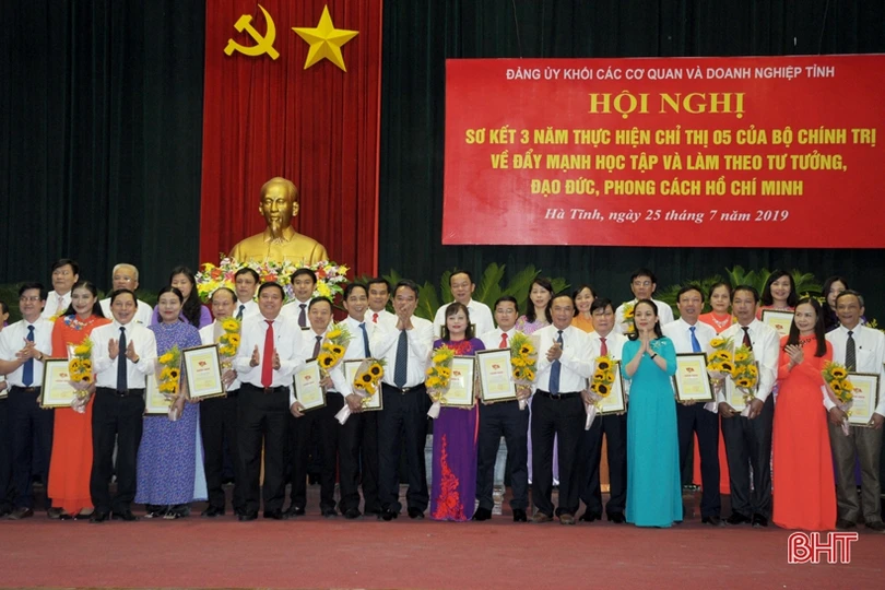 Đảng ủy Khối CCQ&DN Hà Tĩnh vinh danh 47 tập thể, cá nhân học và làm theo Bác