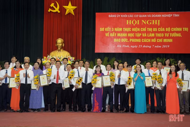 Đảng ủy Khối CCQ&DN Hà Tĩnh vinh danh 47 tập thể, cá nhân học và làm theo Bác